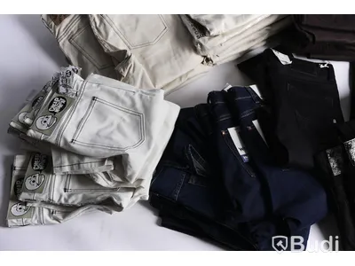 Jeans i parti (ca 40 par)- Cheap Monday, Wrangler m.m. Olika storlekar.