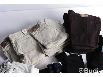 Jeans i parti (ca 40 par)- Cheap Monday, Wrangler m.m. Olika storlekar.