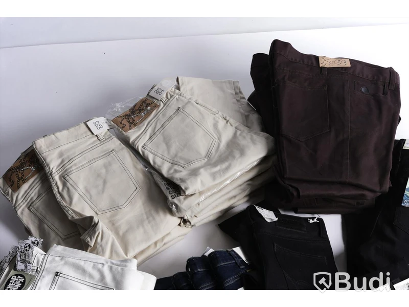 Jeans i parti (ca 40 par)- Cheap Monday, Wrangler m.m. Olika storlekar.