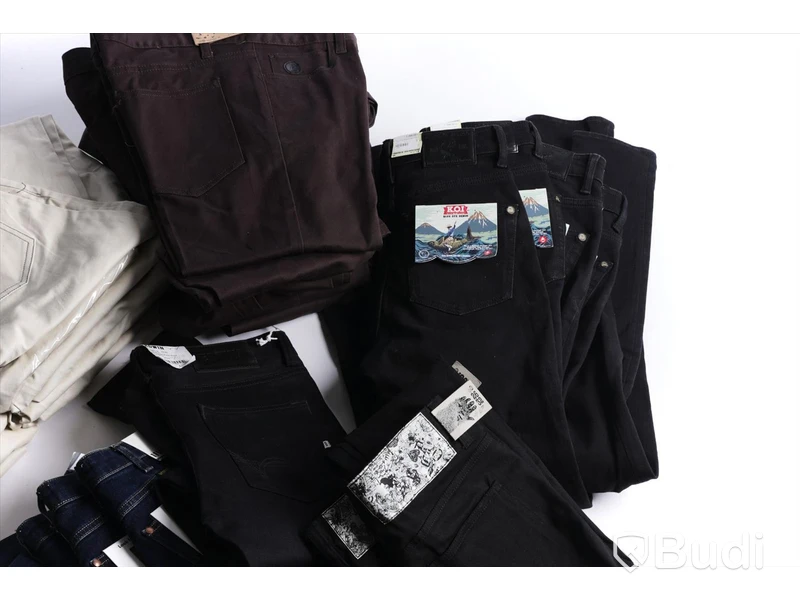 Jeans i parti (ca 40 par)- Cheap Monday, Wrangler m.m. Olika storlekar.
