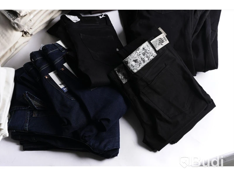 Jeans i parti (ca 40 par)- Cheap Monday, Wrangler m.m. Olika storlekar.