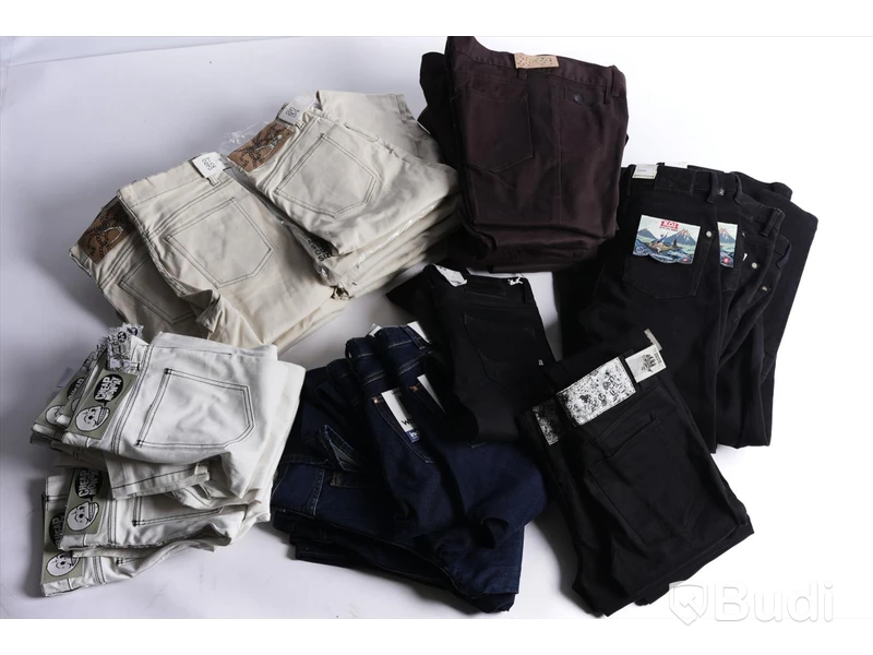 Jeans i parti (ca 40 par)- Cheap Monday, Wrangler m.m. Olika storlekar.