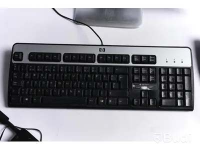 Kontorskit - 2 st Datorskärmar (HP & Samsung), Tangentbord, Router mm.