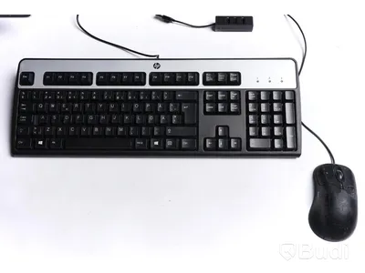 Kontorskit - 2 st Datorskärmar (HP & Samsung), Tangentbord, Router mm.