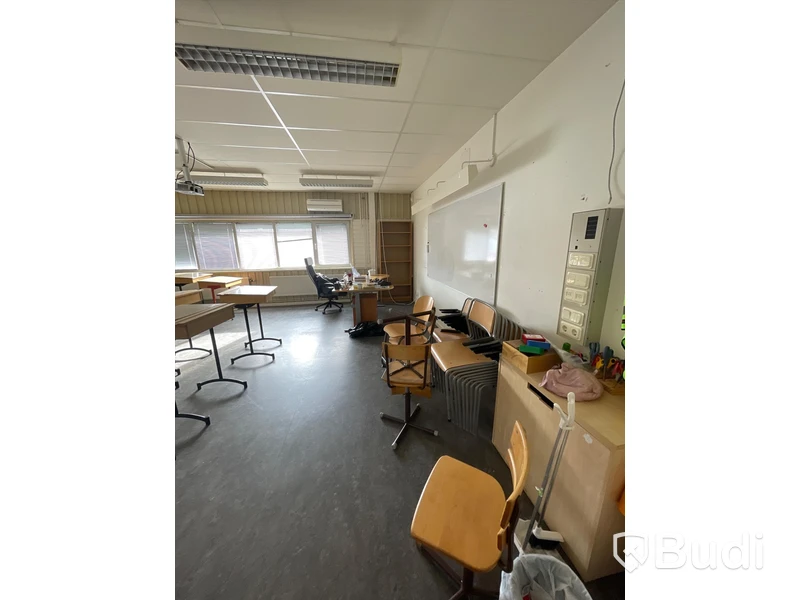 15 skolbänkar och div möbler