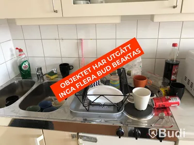 Parti med kökstillbehör och mikrovågsugn