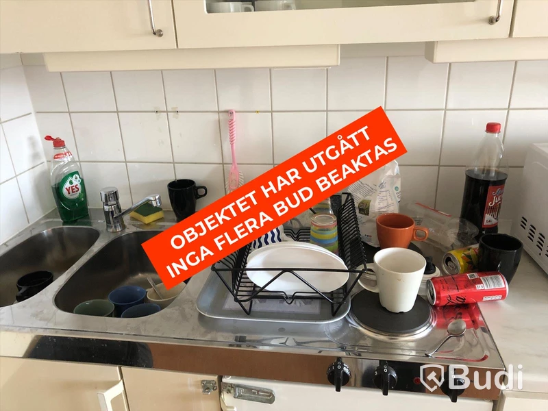 Parti med kökstillbehör och mikrovågsugn