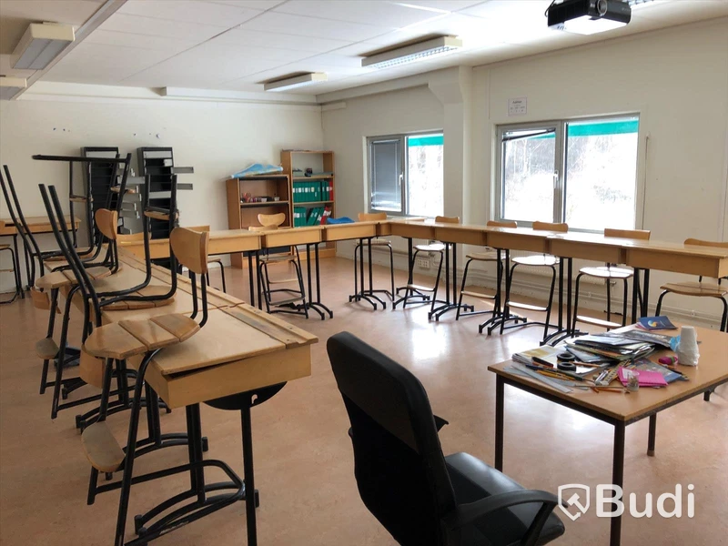 17st högre skolbänkar med 16st stolar