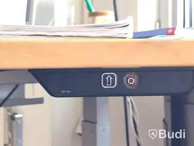 Elektriskt höj och sänkbart skrivbord med kontorsstol