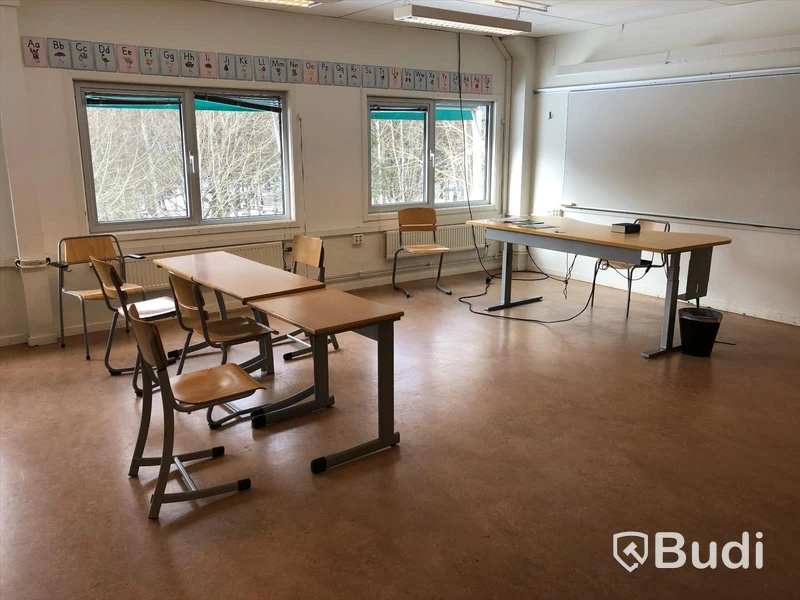 10st skolbänkar, 15st stolar, 1st elektriskt höj och sänkbart skrivbord