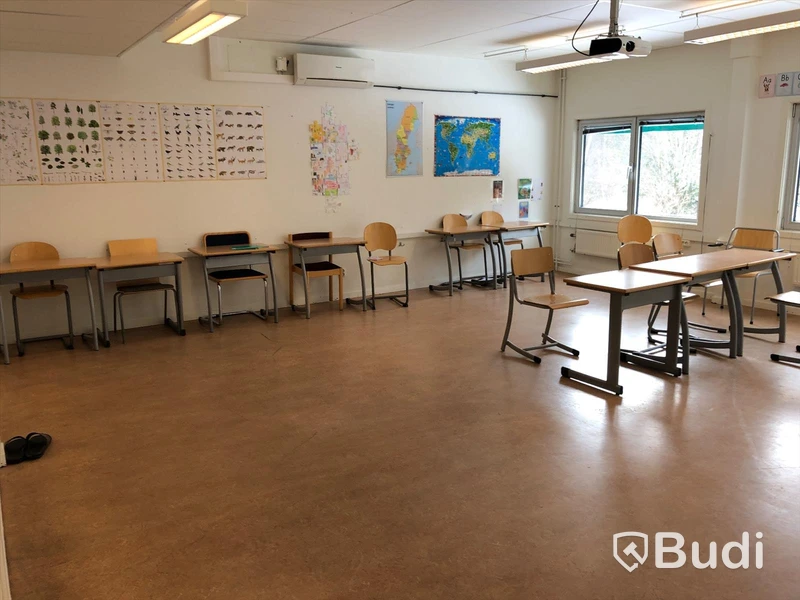 10st skolbänkar, 15st stolar, 1st elektriskt höj och sänkbart skrivbord