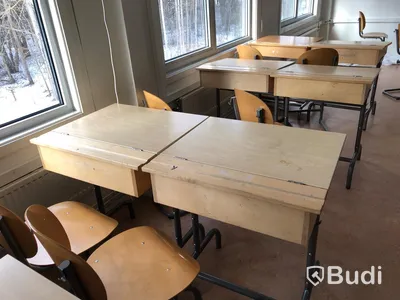 26st skolbänkar, 28st stolar, 1st höj och sänkbart skrivbord med kontorsstol