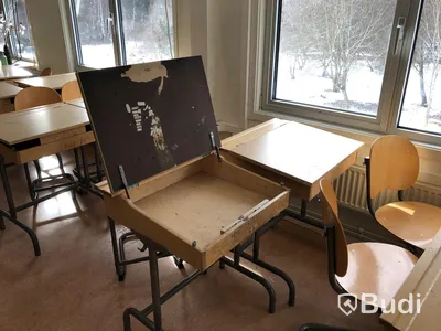 26st skolbänkar, 28st stolar, 1st höj och sänkbart skrivbord med kontorsstol