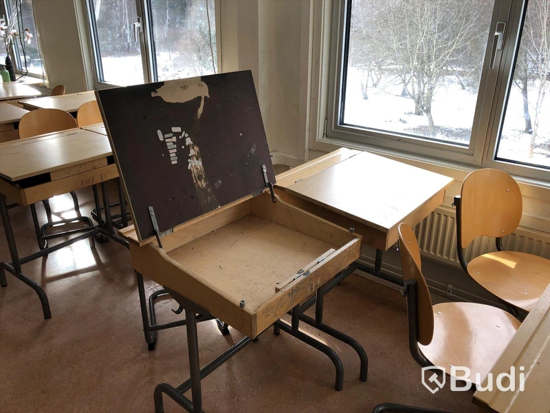 26st skolbänkar, 28st stolar, 1st höj och sänkbart skrivbord med kontorsstol