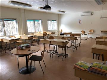26st skolbänkar, 28st stolar, 1st höj och sänkbart skrivbord med kontorsstol 