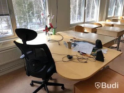 26st skolbänkar, 28st stolar, 1st höj och sänkbart skrivbord med kontorsstol