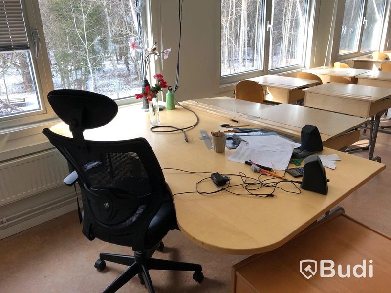 26st skolbänkar, 28st stolar, 1st höj och sänkbart skrivbord med kontorsstol