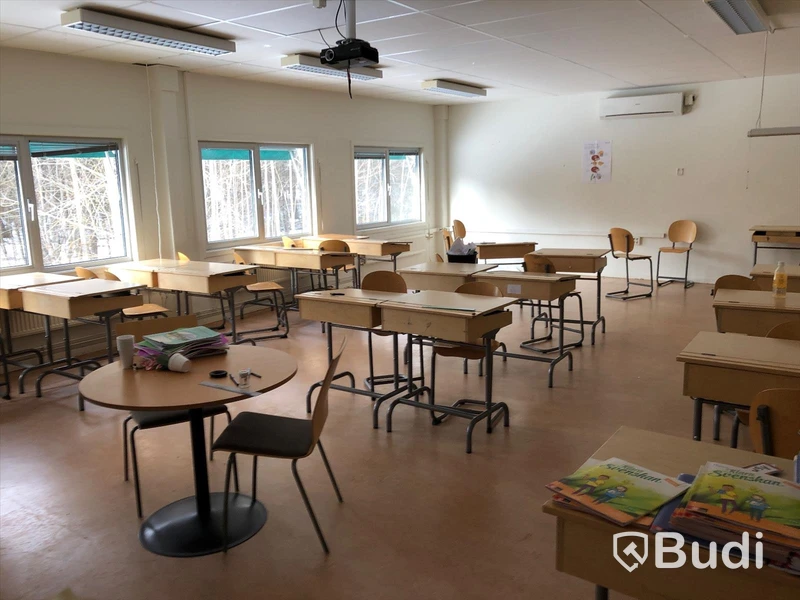 26st skolbänkar, 28st stolar, 1st höj och sänkbart skrivbord med kontorsstol