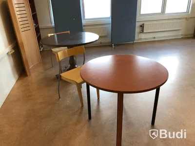 8st skolbänkar, 10st stolar, 1st större skrivbord, 2 st kontorsstolar