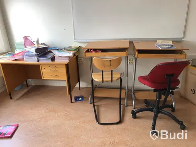 5st skolbänkar, 6st stolar, 4st kontorsstolar, 3st skrivbord