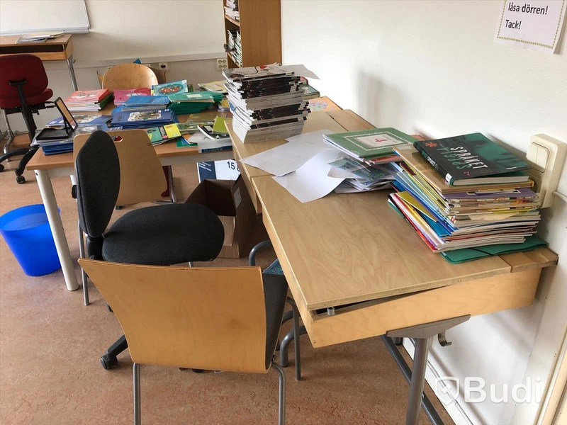 5st skolbänkar, 6st stolar, 4st kontorsstolar, 3st skrivbord