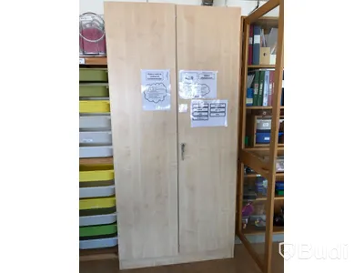 Förvaringsskåp med hyllor och lådor