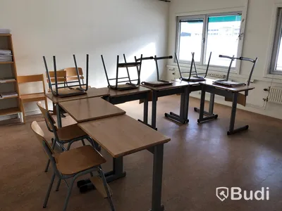 8st skolbänkar, 10 stolar, 3st kontorsstolar, 1st skrivbord
