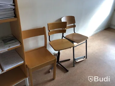8st skolbänkar, 10 stolar, 3st kontorsstolar, 1st skrivbord