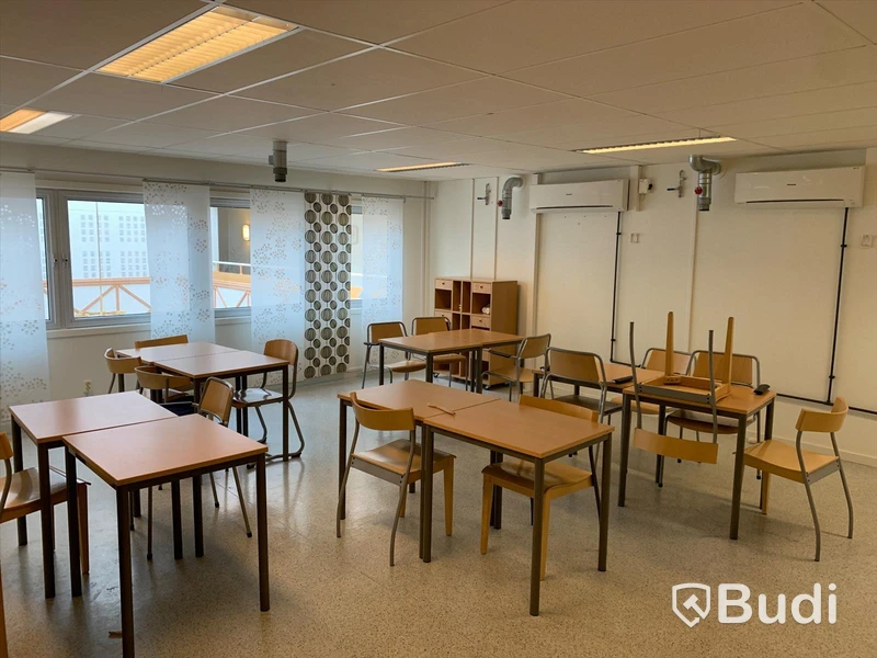 10st skolbänkar, 16st stolar