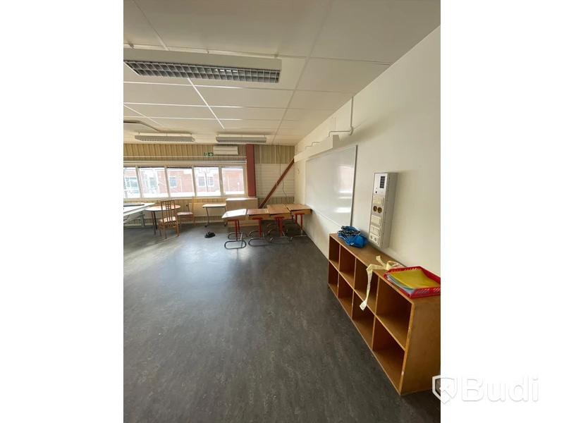 17 Skolbänkar och div möbler