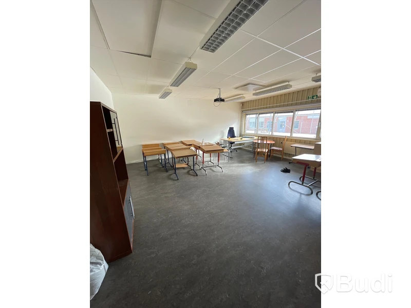 17 Skolbänkar och div möbler