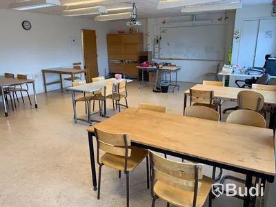 8st skrivbord, 19st stolar, 2st kontorsstolar