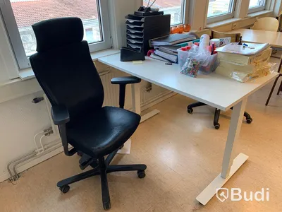8st skrivbord, 19st stolar, 2st kontorsstolar