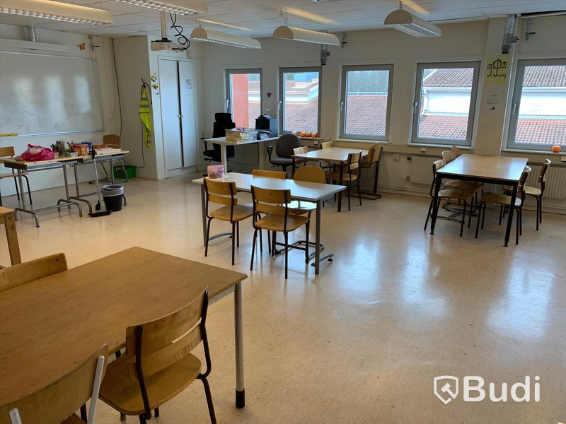 8st skrivbord, 19st stolar, 2st kontorsstolar