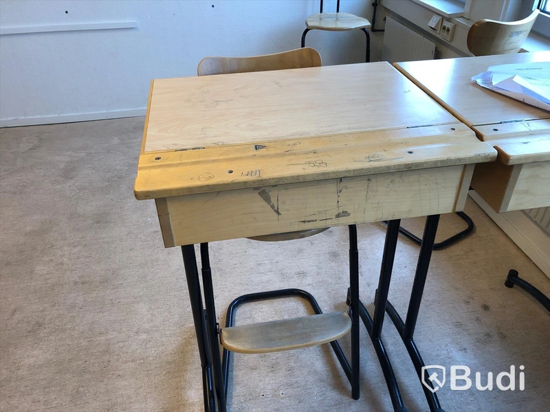27st högre skolbänkar, 27st stolar, 1st elektriskt höj och sänkbart skrivbord, 2st kontorsstolar