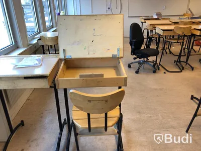 27st högre skolbänkar, 27st stolar, 1st elektriskt höj och sänkbart skrivbord, 2st kontorsstolar