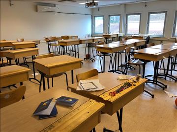 27st högre skolbänkar, 27st stolar, 1st elektriskt höj och sänkbart skrivbord, 2st kontorsstolar