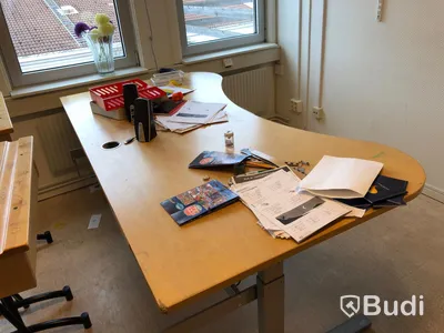 27st högre skolbänkar, 27st stolar, 1st elektriskt höj och sänkbart skrivbord, 2st kontorsstolar