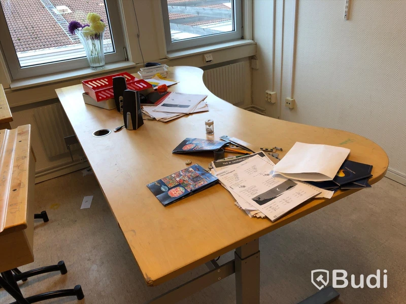 27st högre skolbänkar, 27st stolar, 1st elektriskt höj och sänkbart skrivbord, 2st kontorsstolar