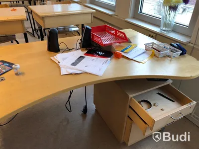 27st högre skolbänkar, 27st stolar, 1st elektriskt höj och sänkbart skrivbord, 2st kontorsstolar