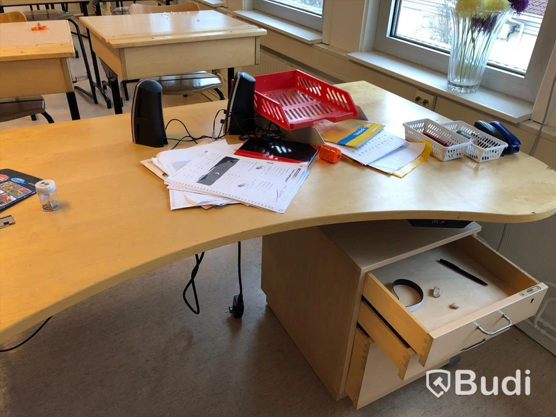 27st högre skolbänkar, 27st stolar, 1st elektriskt höj och sänkbart skrivbord, 2st kontorsstolar