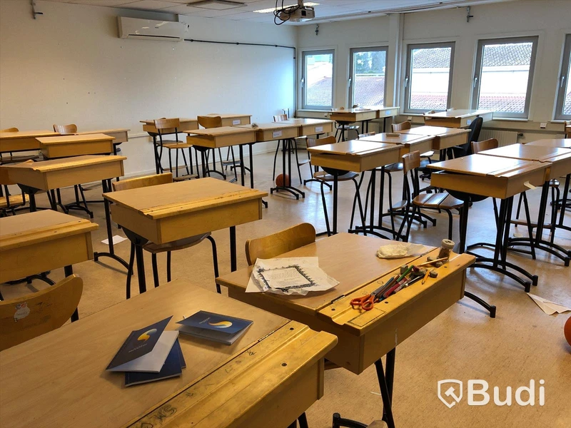 27st högre skolbänkar, 27st stolar, 1st elektriskt höj och sänkbart skrivbord, 2st kontorsstolar