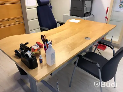 Elektriskt höj och sänkbart skrivbord med kontorsstol, 3st stolar, 1st bord