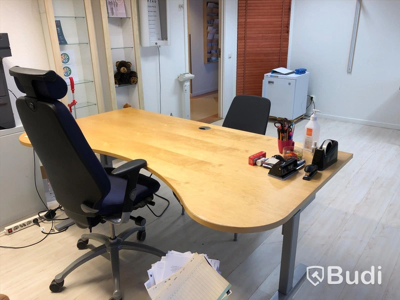 Elektriskt höj och sänkbart skrivbord med kontorsstol, 3st stolar, 1st bord