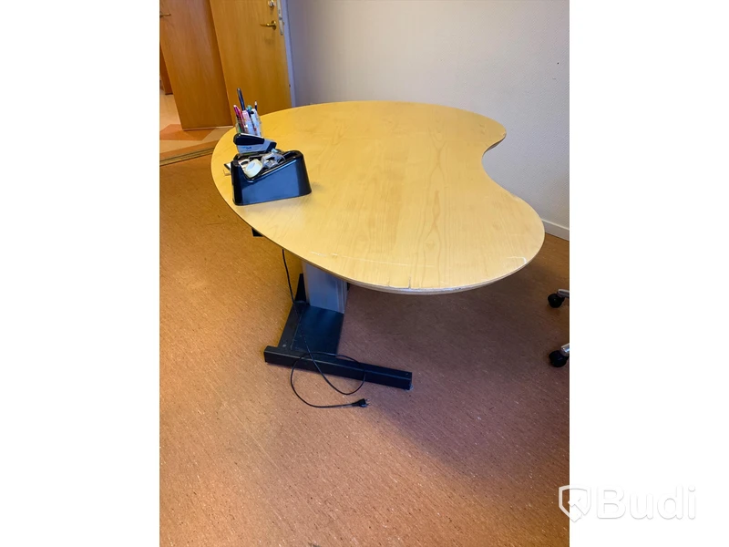 Elektriskt höj och sänkbart skrivbord med kontorsstol och kontorsinredning