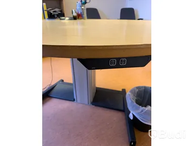 Elektriskt höj och sänkbart skrivbord med kontorsstol och kontorsinredning