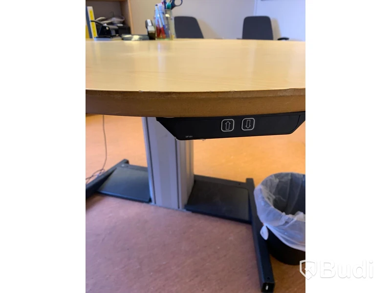 Elektriskt höj och sänkbart skrivbord med kontorsstol och kontorsinredning