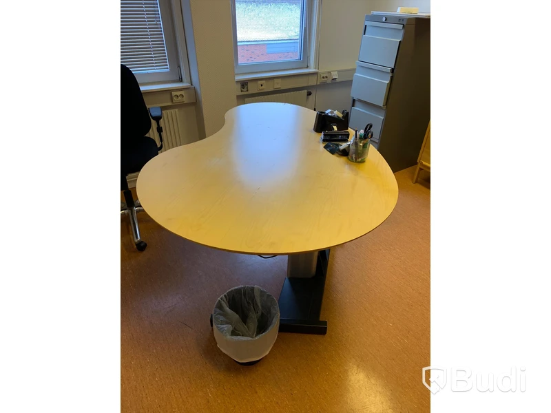Elektriskt höj och sänkbart skrivbord med kontorsstol och kontorsinredning