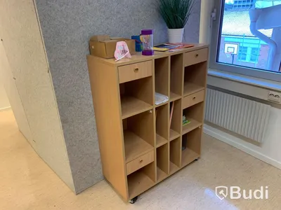 Parti m Kontorsmöbler (skrivbord/stolar/kontorsskärmar/ mm.)