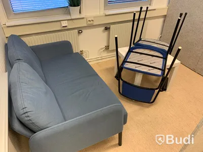 Parti m Kontorsmöbler (skrivbord/stolar/kontorsskärmar/ mm.)